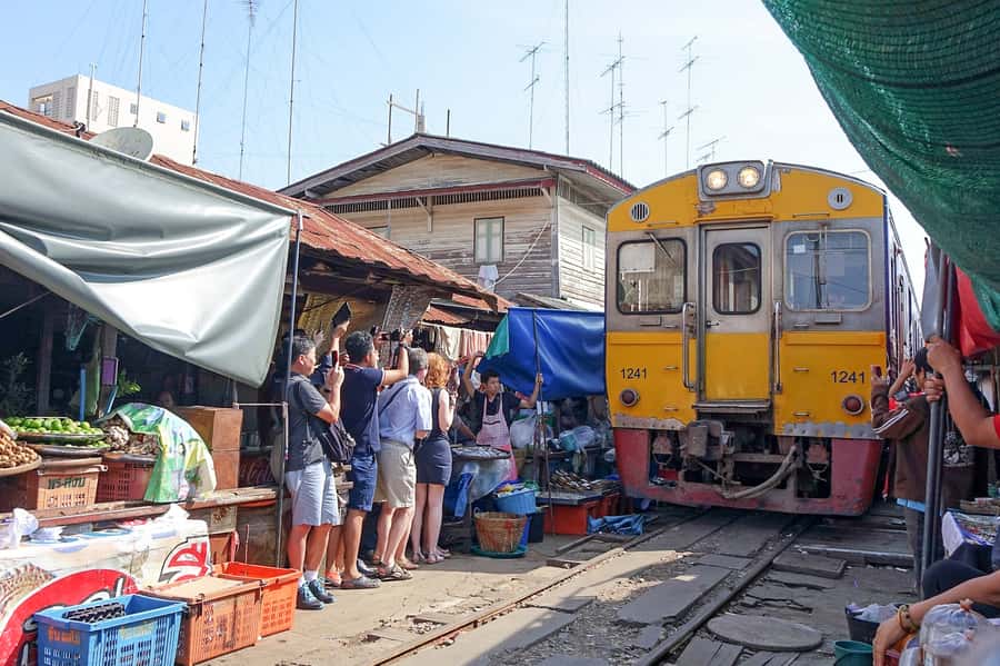 From Bangkok: Maeklong Railway and Floating Market Food Tour - Why Mae Klong and Damnoen Saduak fit together so well