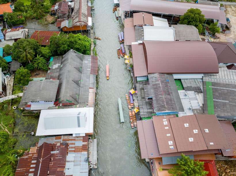 From Bangkok: Railway & Damnoen Saduak Floating Market Tour - Lao Tuk Luck Floating Market and the Slower Pace of Old-Style Canals