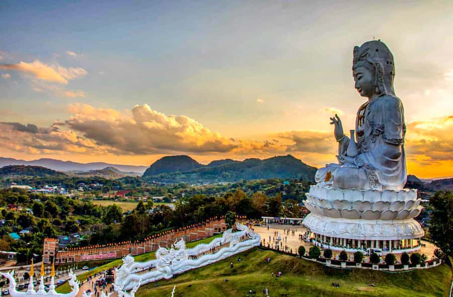 From Chiang Rai: The best of Chiang Rai with Spanish Guide - White Temple (Wat Rong Khun): why it is more than a white building