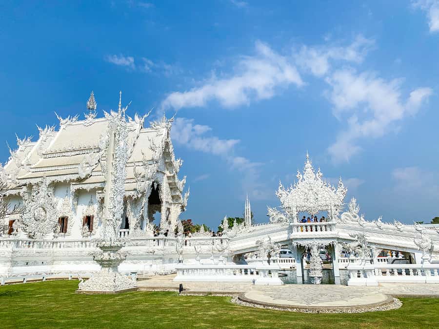 From Chiang Rai: The best of Chiang Rai with Spanish Guide - Thai buffet lunch: fueling your temple day without decision fatigue
