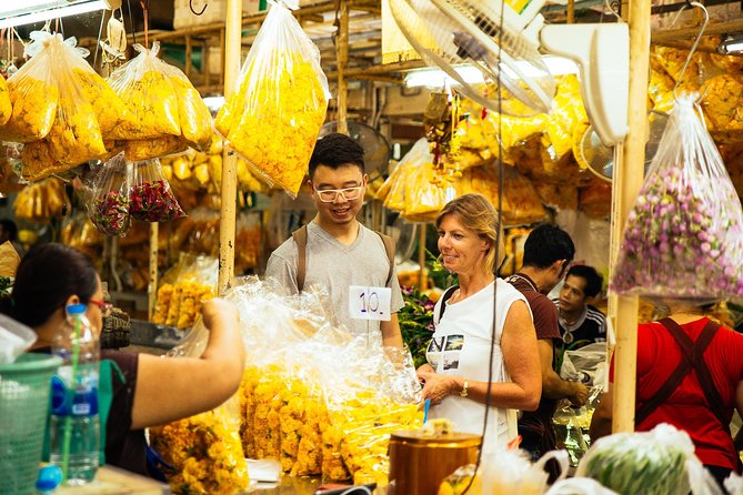 Full Day Bangkok PRIVATE City Tour With Locals - Wat Trimit & Wat Pho tickets - Chinatown in Bangkok: market energy, food stops, and temple corners