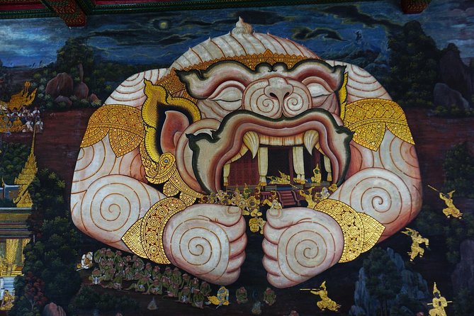 Grand Palace , Thai dance & Fun street walk in Bangkok - Your guide role is more than facts, it is timing and navigation