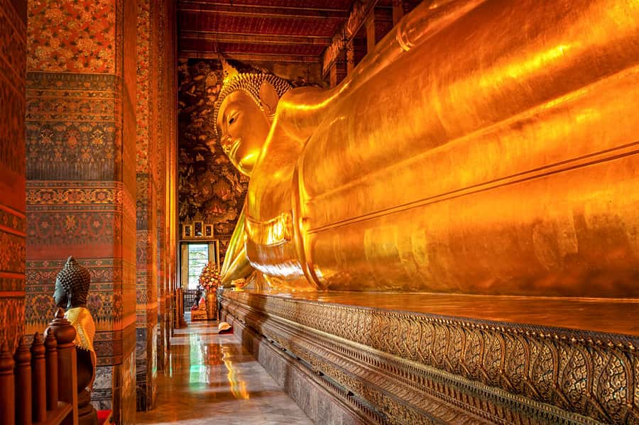 Grand Palace, Wat Pho, and Wat Arun: Guided Tour in Spanish - Wat Arun, the Temple of Dawn: porcelain tiles, bell tower, and a pagoda climb