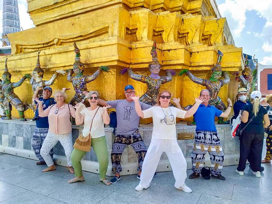 Grand Palace, Wat Pho, and Wat Arun: Guided Tour in Spanish - Walking plus public transport, a smart way to beat Bangkok gridlock