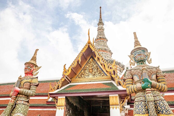 Grand Palace, Wat Phra Kaew, Wat Pho and Wat Arun Walking Tour From Bangkok - Stop 4: Wat Arun, the Temple of Dawn by the river