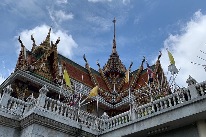 Half Day Bangkok Food and Sightseeing Tour - Starting at Wat Hua Lamphong, calm temple energy before the snacks