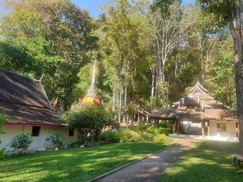 Half Day Morning Wat Pha Lat & Wat Phra That Doi Suthep Tour - Wat Phra That Doi Suthep: 306 steps, big views, and the golden relic pagoda