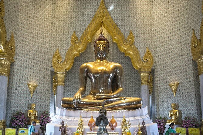 Half-Day Royal Grand Palace and Bangkok Temples Tour - Wat Traimit: Seeing a Solid Gold Buddha Up Close
