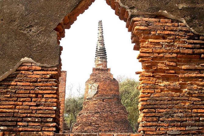 Historical City of Ayutthaya - Unesco Full Day Tour From Bangkok - Stop 1: Bang Pa-In Summer Palace And The Dress Code That Catches People