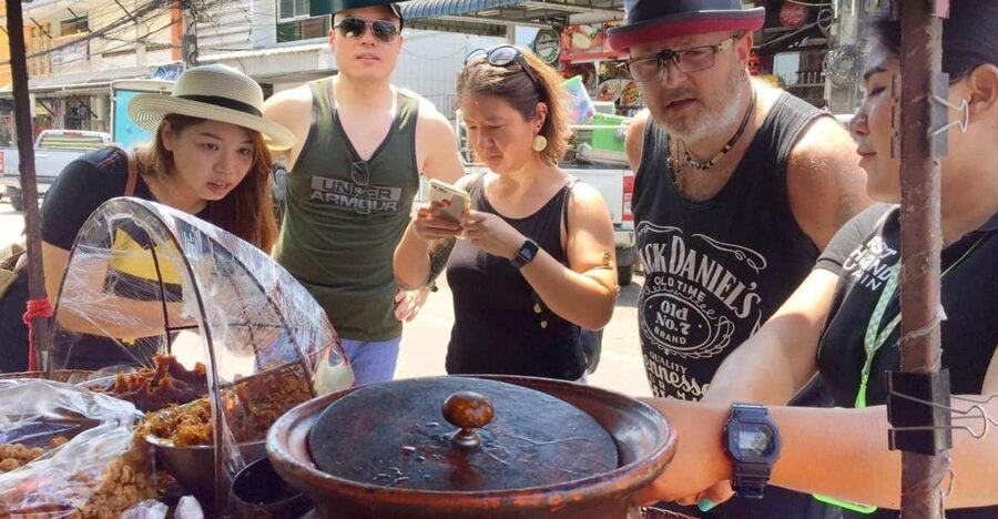 Hua Hin: Eat Like a Local Thai Food Tour - Meeting at the Hua Hin Clocktower, then riding songtheaws