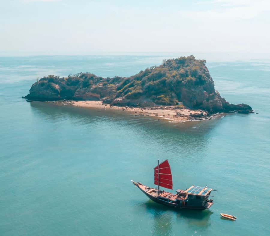 Hua Hin: Full-Day Trip to Sam Roi Yot by Sail Boat - Dolphin Bay and Sam Roi Yot coast: where the water fun happens
