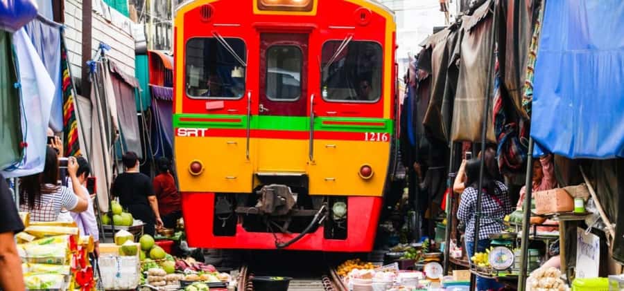 Hua Hin: Maeklong Railway & Amphawa Floating Markets Tour - The Amphawa market stops: snacks, crafts, and how the guide fits in