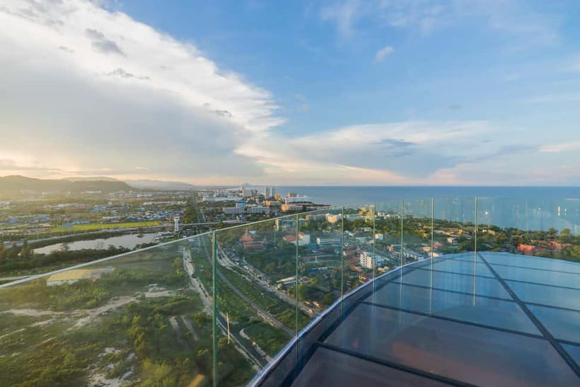 Hua Hin: Vana Nava Sky Bar Rooftop at Holiday Inn - Service Style: Attentive Without Hovering