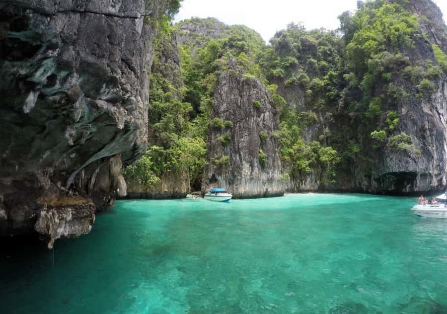 Khao Lak: Phi Phi & Bamboo Island Day Trip by Speedboat - Lunch at the Phi Phi Holiday Resort: the meal break that counts