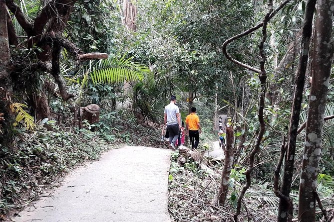Khao Yai National Park Hiking Day Tour: Haew Narok and Haew Suwat - Lunch Time at the Visitor Centre Area: Fueling Up Before More Walking