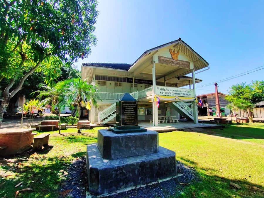 Ko Lanta: Old Town Sightseeing and National Park Tour - Thai Set Lunch by the Water: Included, Filling, and Usually a Crowd-Pleaser