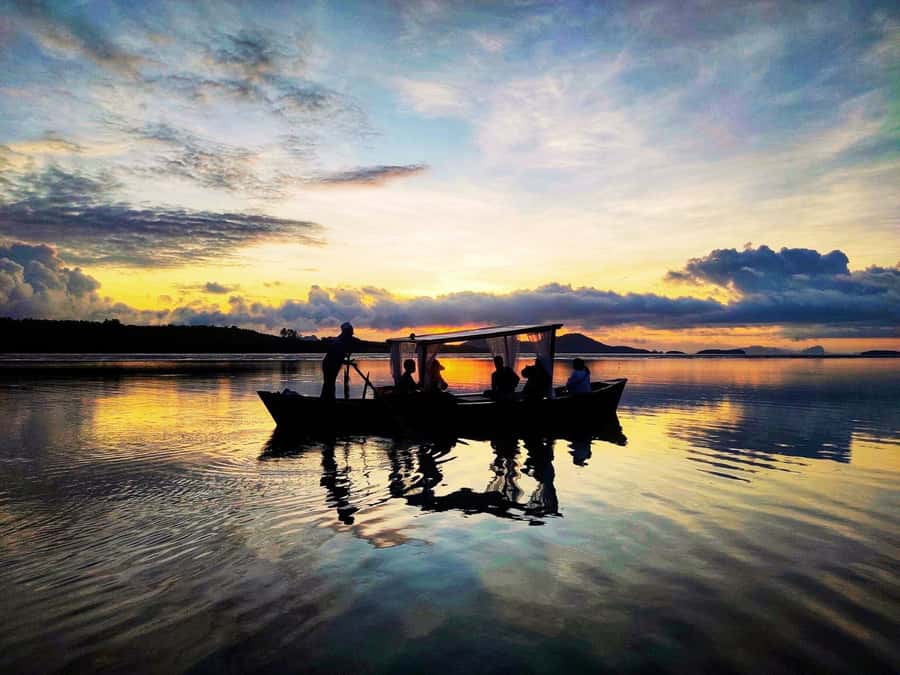 Ko Lanta: Sunrise Gondola Boat Ride with Breakfast - Getting back into the mangroves and seeing macaques