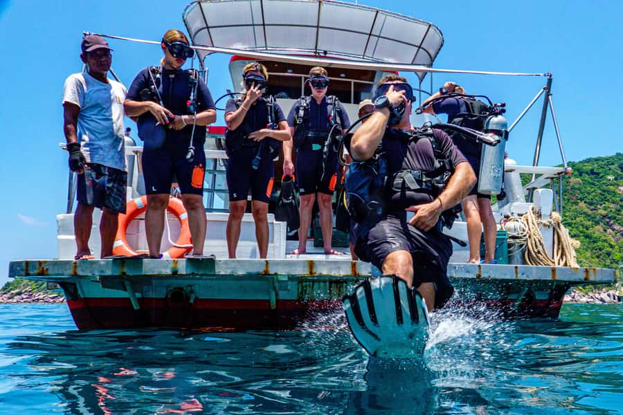Ko Tao: Open Water Scuba Diving 4-Day Course - Day 1, orientation at 4:00 PM, then you ease in