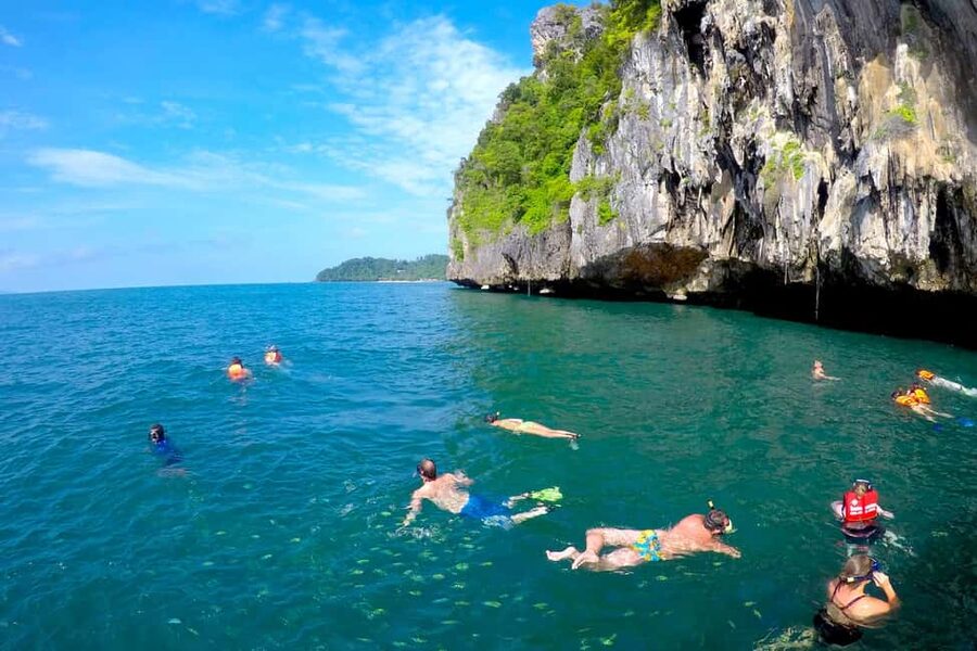 Koh Lanta: Emerald Cave, Ko Kradan & 4 Islands by Speedboat - Tour vibe and crowd control: what the best guide behavior looks like