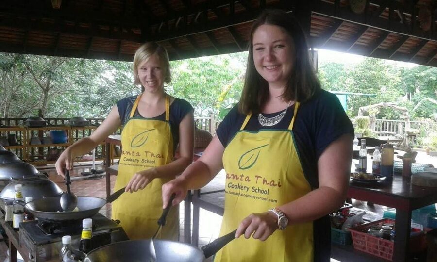 Koh Lanta: Evening Course at Lanta Thai Cookery School - Where the class happens: teak-wood calm near Long Beach