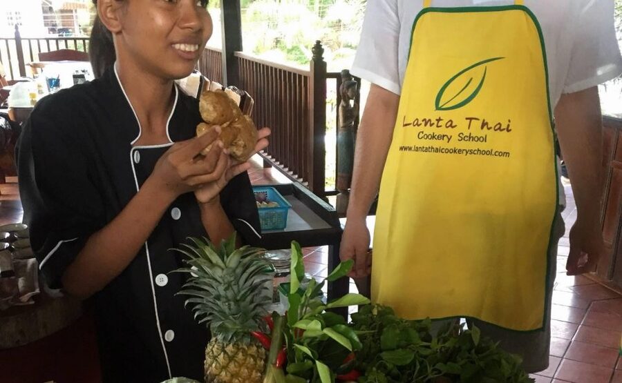 Koh Lanta: Evening Course at Lanta Thai Cookery School - Welcome drink and chef-led instruction in plain language