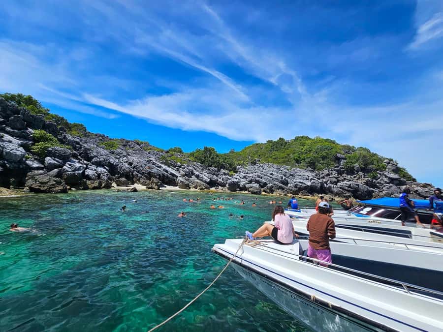 Koh Pha Ngan: Day Tour Ang Thong with Kayak, Snorkel & Lunch - Guides and crew: what makes the chaos feel organized