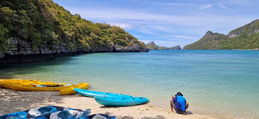Koh Pha Ngan: Day Tour Ang Thong with Kayak, Snorkel & Lunch - Snorkeling near limestone cliffs: where the colors show up