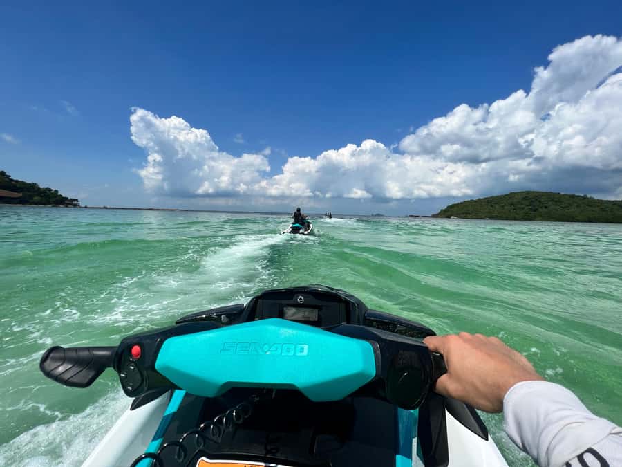 Koh Samui: Jetski Safari, Snorkeling to Pig & Virgin Islands - Laem Sor Pagoda pass-by: the quick wow moment before the ocean time