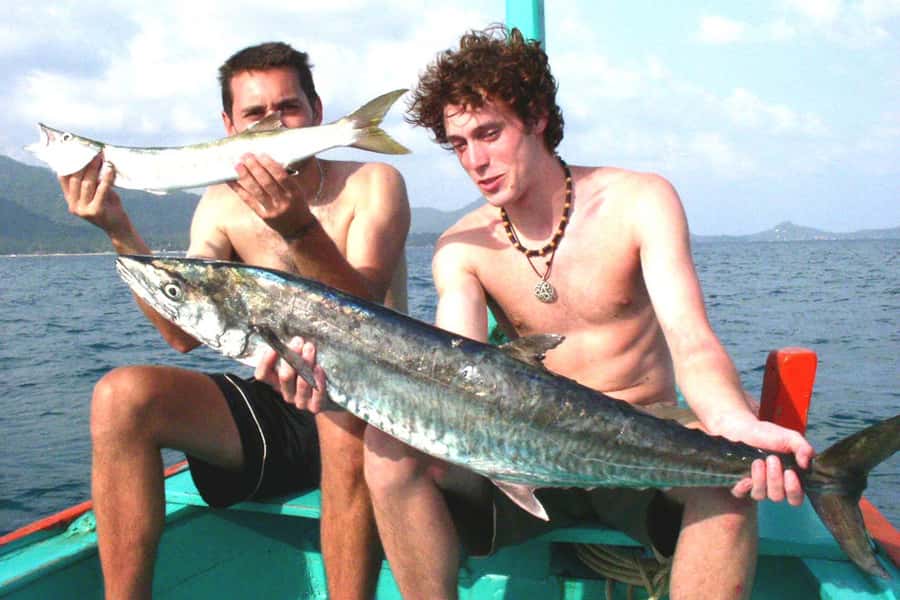 Koh Samui: Mr.Ung's Private Fishing/Boat Trip/Snorkeling/BBQ - Fishing from a traditional wooden boat: the hands-on part