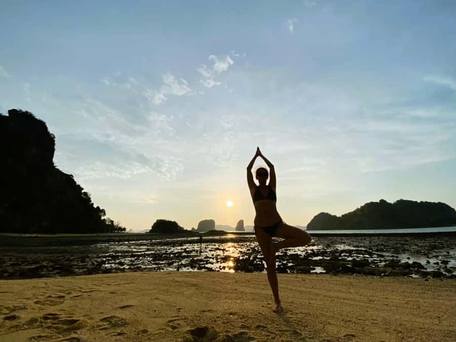 Krabi: Bioluminescent Plankton, Snorkeling & Sunset Tour - Tup Island swim and walk, plus the sand-bar gamble