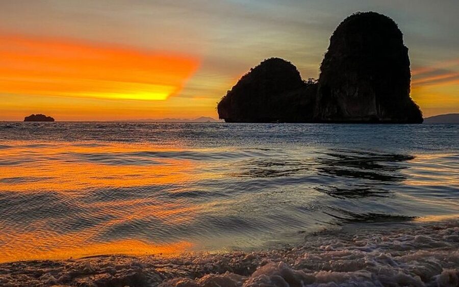 Krabi: Bioluminescent Plankton, Snorkeling & Sunset Tour - Ko Poda for lunch, the sunset beach, and the BBQ view setup