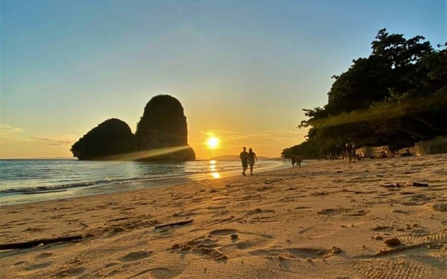 Krabi: Bioluminescent Plankton, Snorkeling & Sunset Tour - Boats, snorkeling gear, and safety you can see