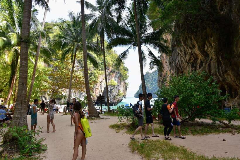 Krabi: Hong & Paradise Island Odyssey by Speedboat - Daeng Island Snorkeling: Shallow Water, Fish Close By