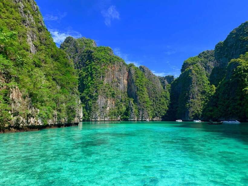 Krabi: Phi Phi Islands Speedboat Tour with Buffet Lunch - Loh Samah Bay to Maya Bay: the walk that puts you at the center of it all