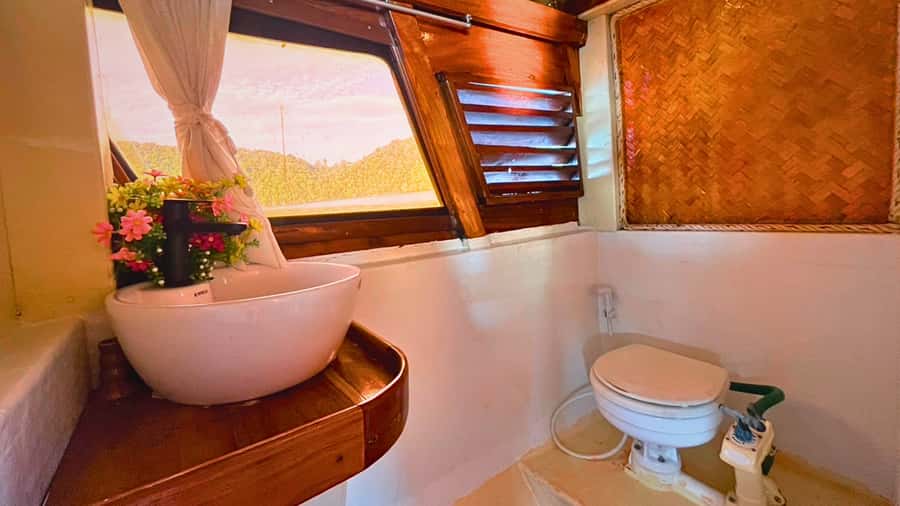 Krabi: Private Luxury Boat to Hong Islands Sunrise & Picnic - The vintage wooden boat experience, luxury without the fuss