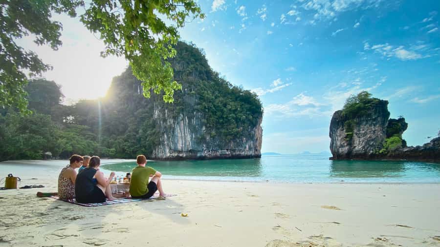 Krabi: Private Luxury Boat to Hong Islands Sunrise & Picnic - Hong Island Bay sunrise: where the day starts to feel magical
