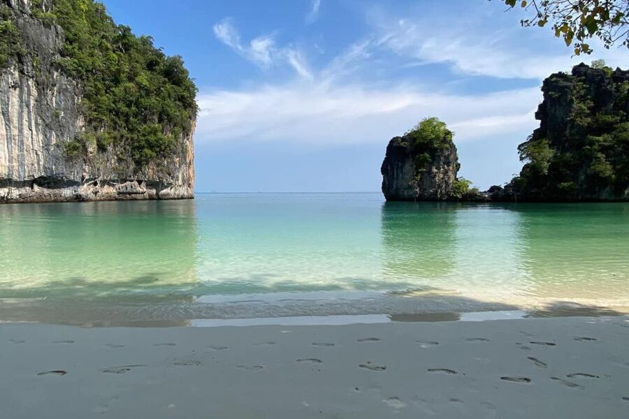 Krabi: Private Luxury Long-Tail Boat Tour to Hong Island - The food and drinks: picnic lunch that keeps the day on track