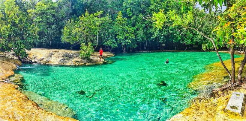 Krabi: Tiger Cave Temple, Emerald Pool and Hot Springs Tour - Lunch at a local restaurant: fuel without drama