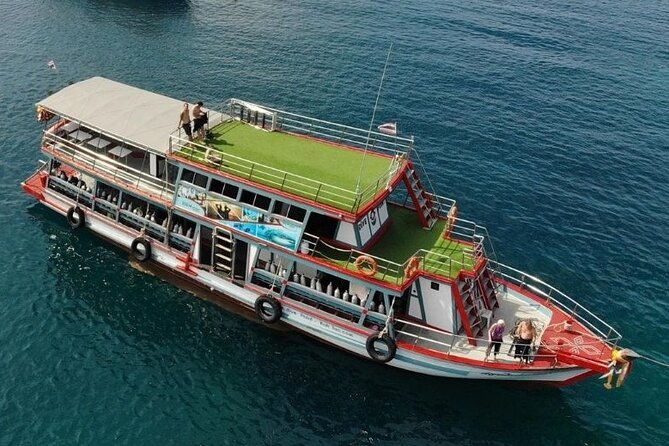 La Bombona Diving Koh Tao Open Water Course - When and where you meet: Sairee Rd makes it easy to show up