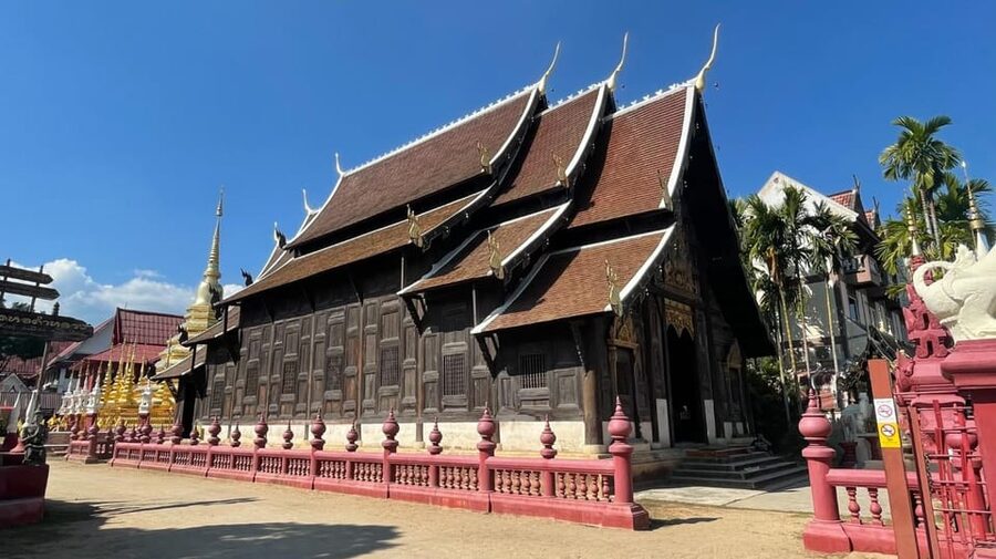 Lanna Heritage Walking Tour: A Journey Through History - Sompet Local Market: fruit, snacks, and real daily life