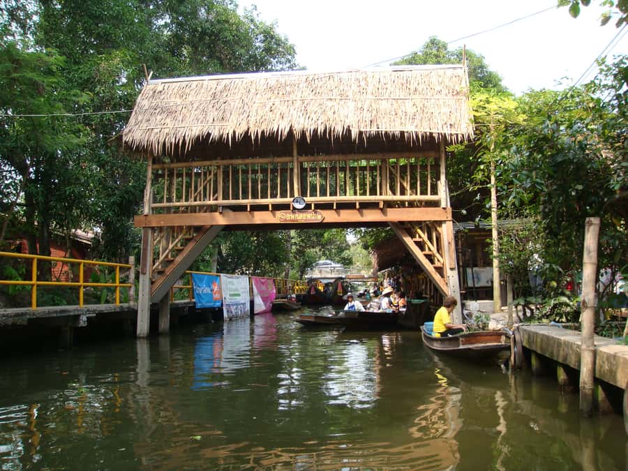 Longtail Boat Adventure to the Local Weekend Floating Market - Getting to BTS Wutthakat and finding the yellow bridge