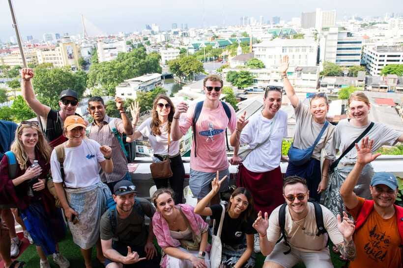 Mad Monkey Bangkok City Session - Walking Tour - The free Chang beer moment: the payoff at the end