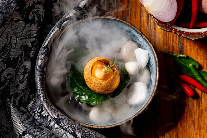 Manohra Cruise Luxury Dining - A restored rice barge makes Bangkok feel calmer