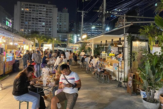 Night life in Bangkok - Jodd Fairs Train Night Market(Joint) - Entering Jodd Fairs Ratchada from Phra Ram 9 at 7:30 pm