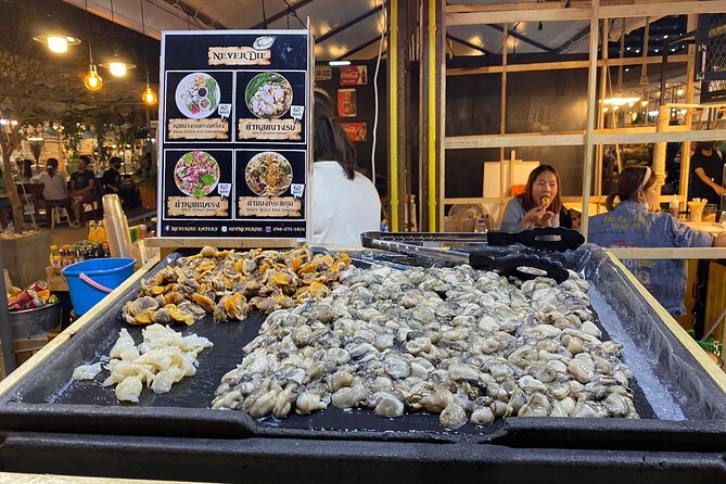 Night life in Bangkok - Jodd Fairs Train Night Market(Joint) - Crowds, rain, and walking comfort tips
