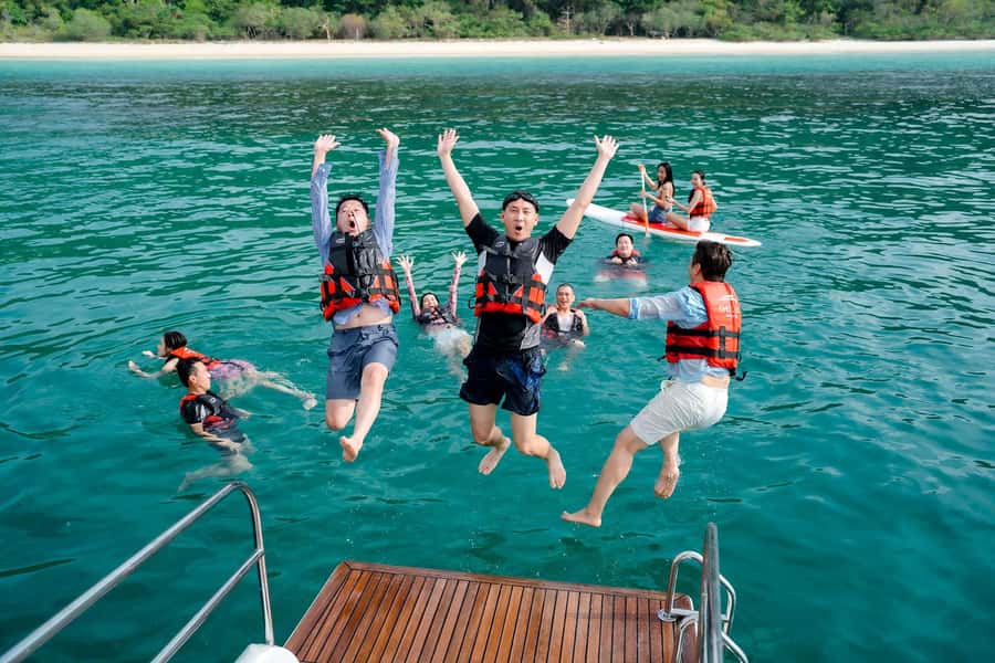 Pattaya: 3 Islands Catamaran Tour with Buffet Lunch - Koh Phai (Bamboo Island): swim, relax, and reset