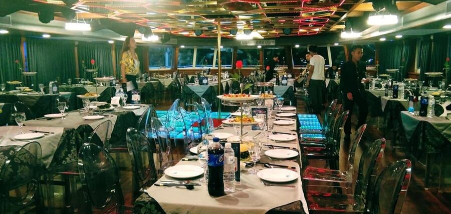 Pattaya: All Star Dinner Cruise, Cabaret Show & Beer Buffet - The boat vibe: Thai teak wood and Shanghai-style design