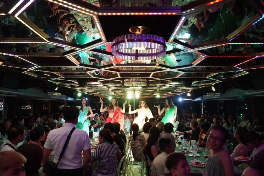 Pattaya: All Star Dinner Cruise, Cabaret Show & Beer Buffet - When things feel tight: timing, crowds, and food temperature