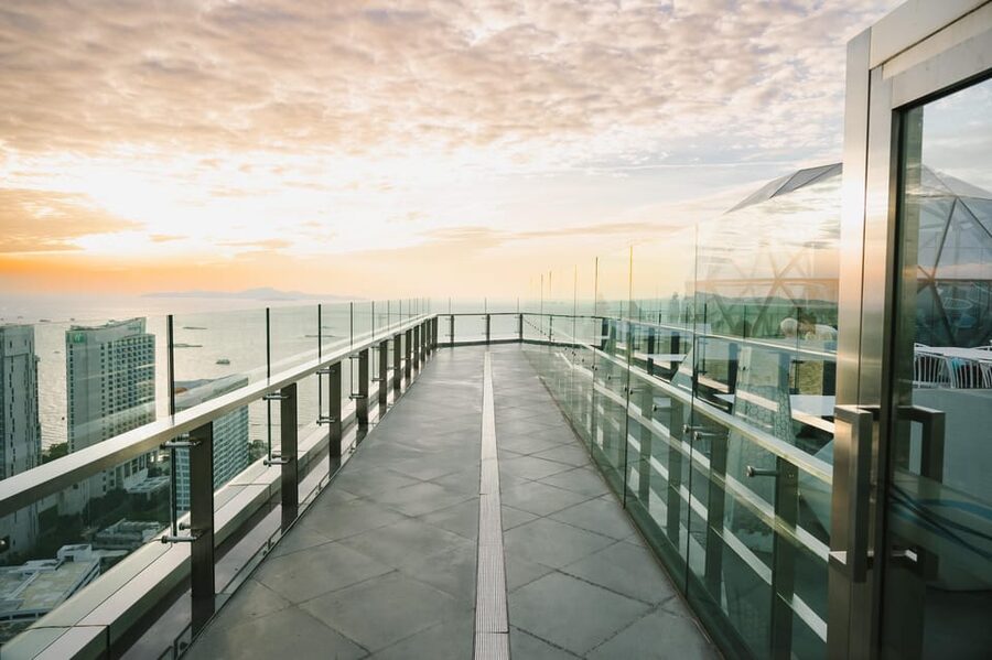 Pattaya: The Sky 32 at Grande CentrePoint Hotel - Sky 32 at Grande CentrePoint: the rooftop meal flow