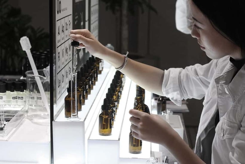 Perfume Workshop in Bangkok by Oo La Lab - The scent library and how your blend gets built